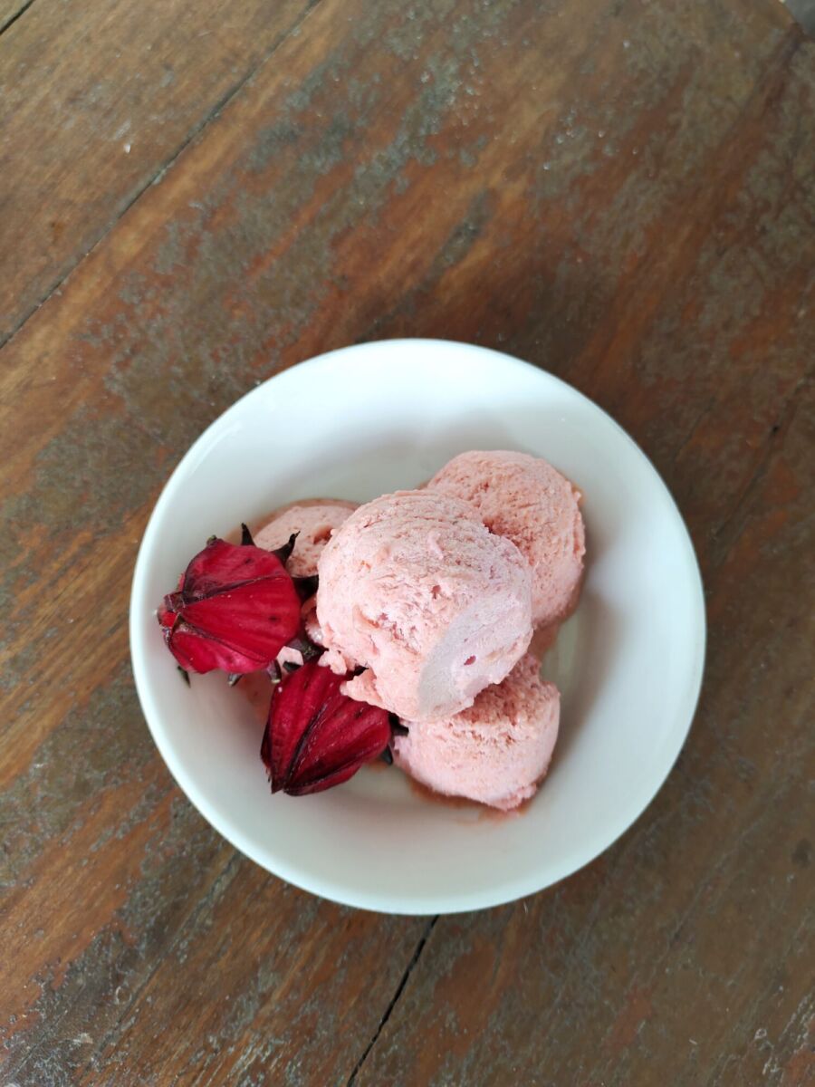 plato con nieve de pétalo de rosas 