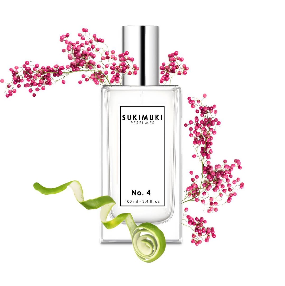 Botella de perfume con flores rosas y limón en fondo blanco