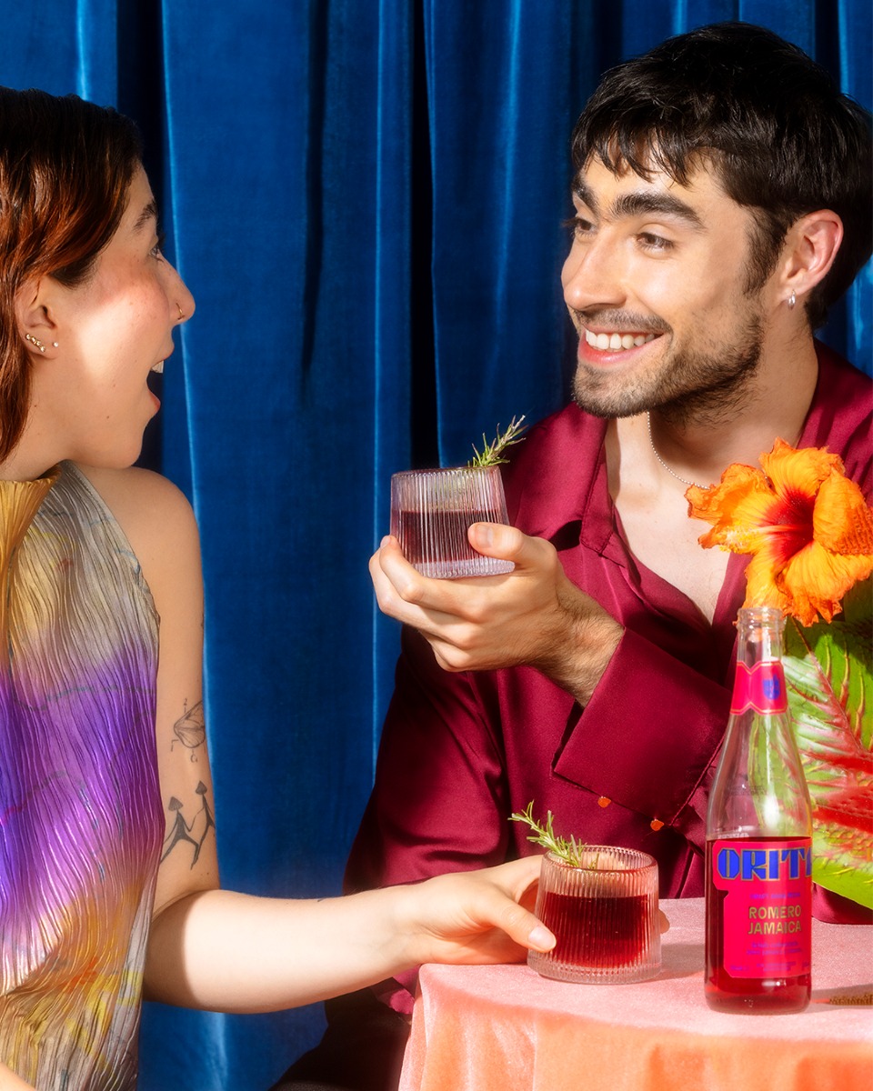 dos personas platicando mientras beben orita Jamaica-romero