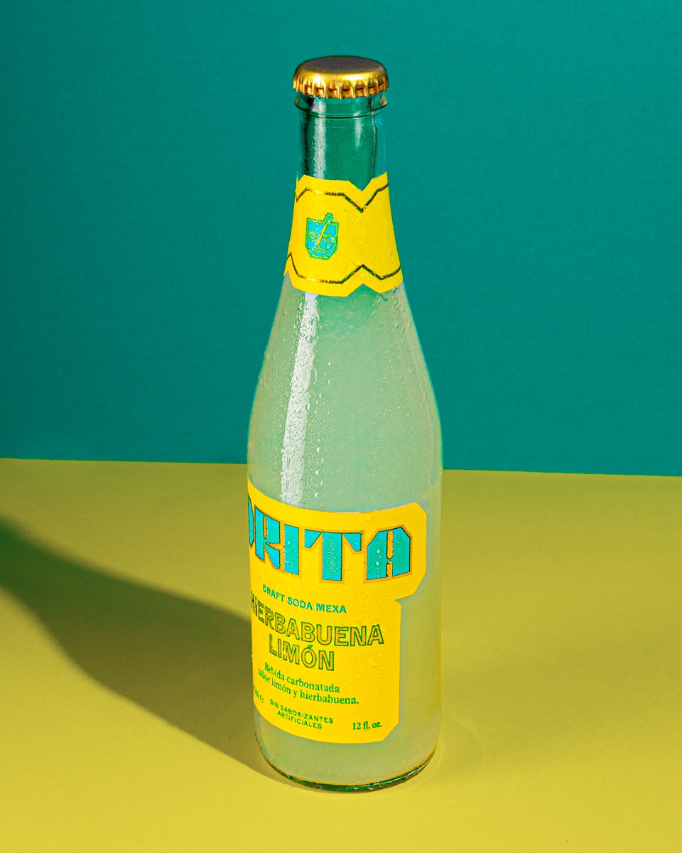 botella de refresco retro con etiqueta amarilla