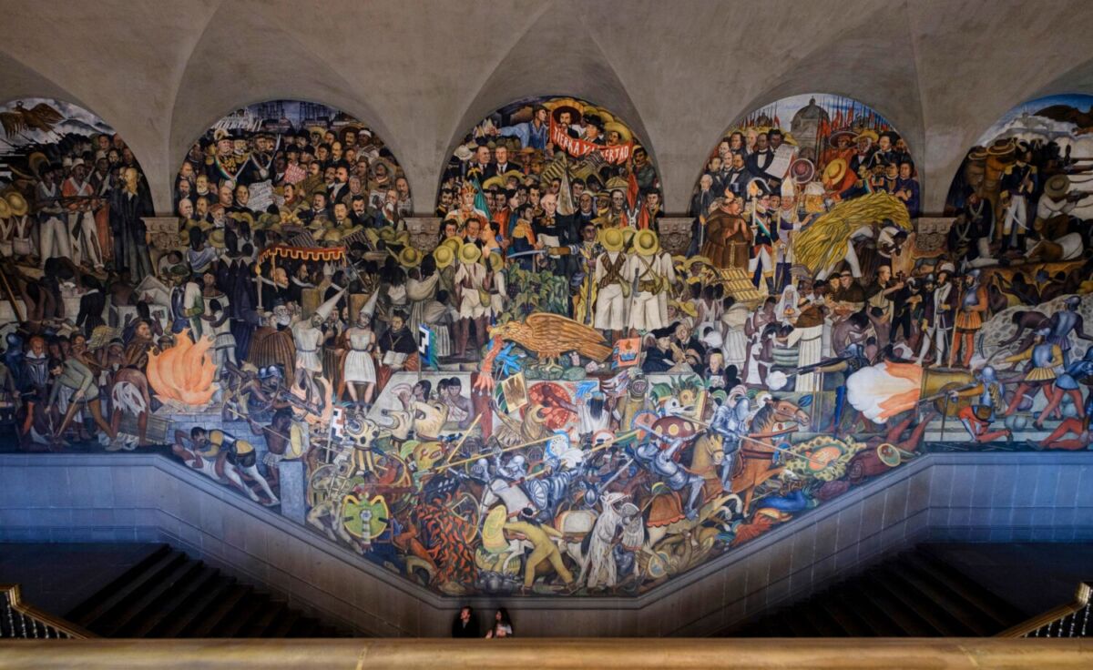 Mural con elementos de la historia de mexico