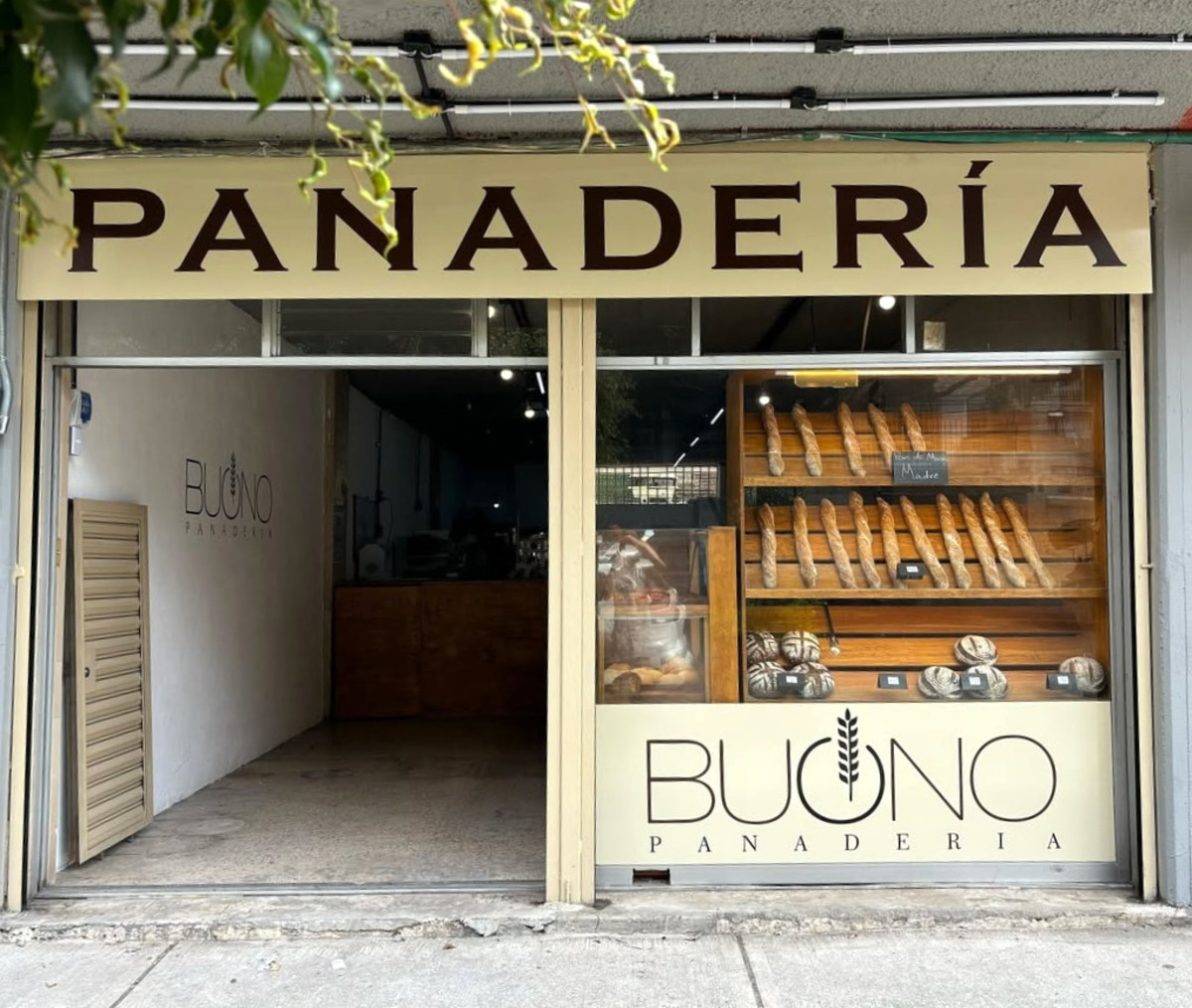 Fachada de frente de la Panadería Buono en la CDMX