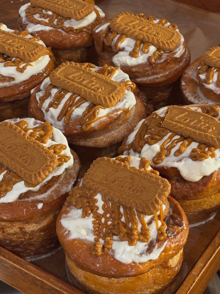 Rol bañado en tres leches 