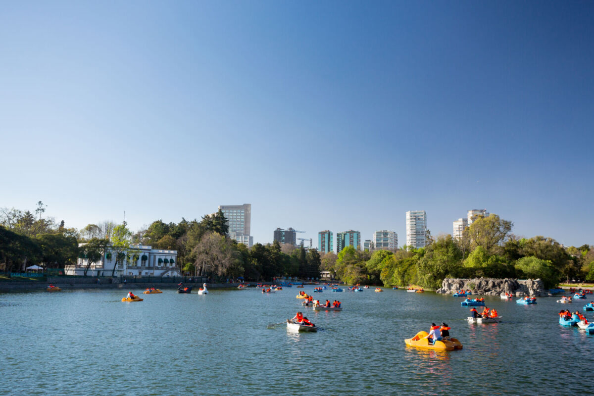 personas a borde de lanchas en Chapultepec 