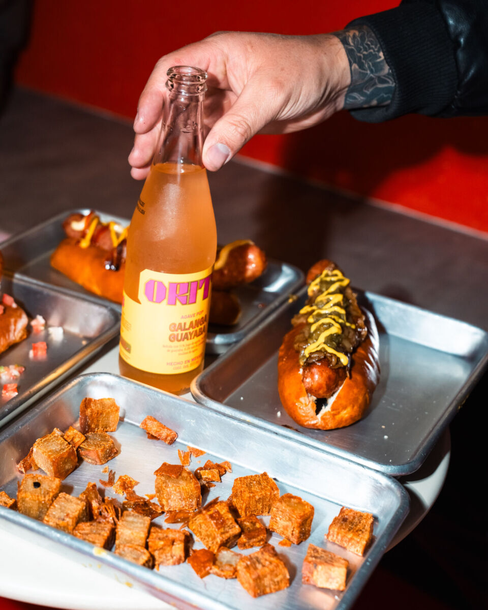 charola con hot dog, papas en cubos y una bebida en una botella de cristal