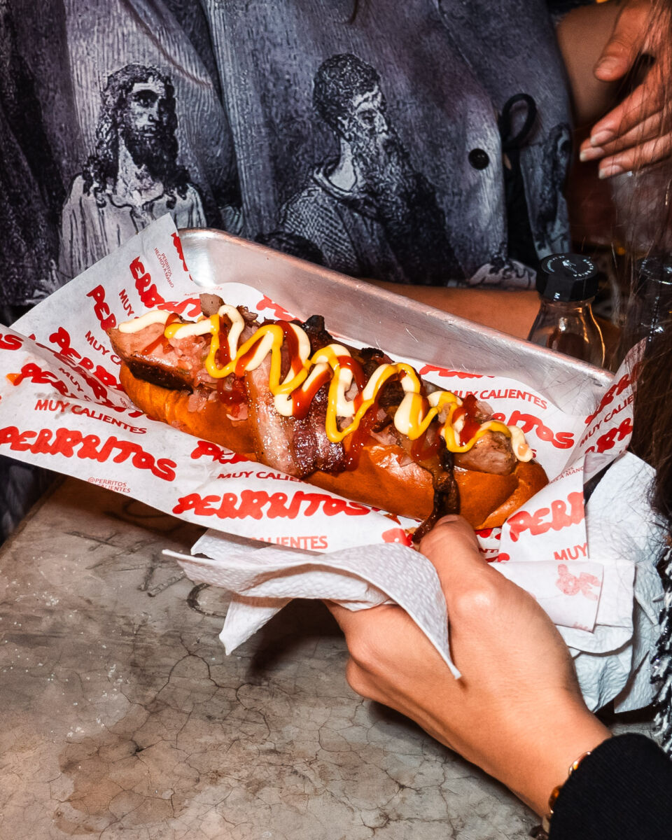 hot dog con mayonesa y mostaza