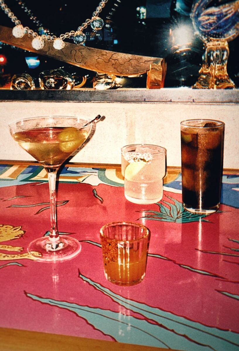 cuatro cocteles en vasos distintos con estética mexicana retro