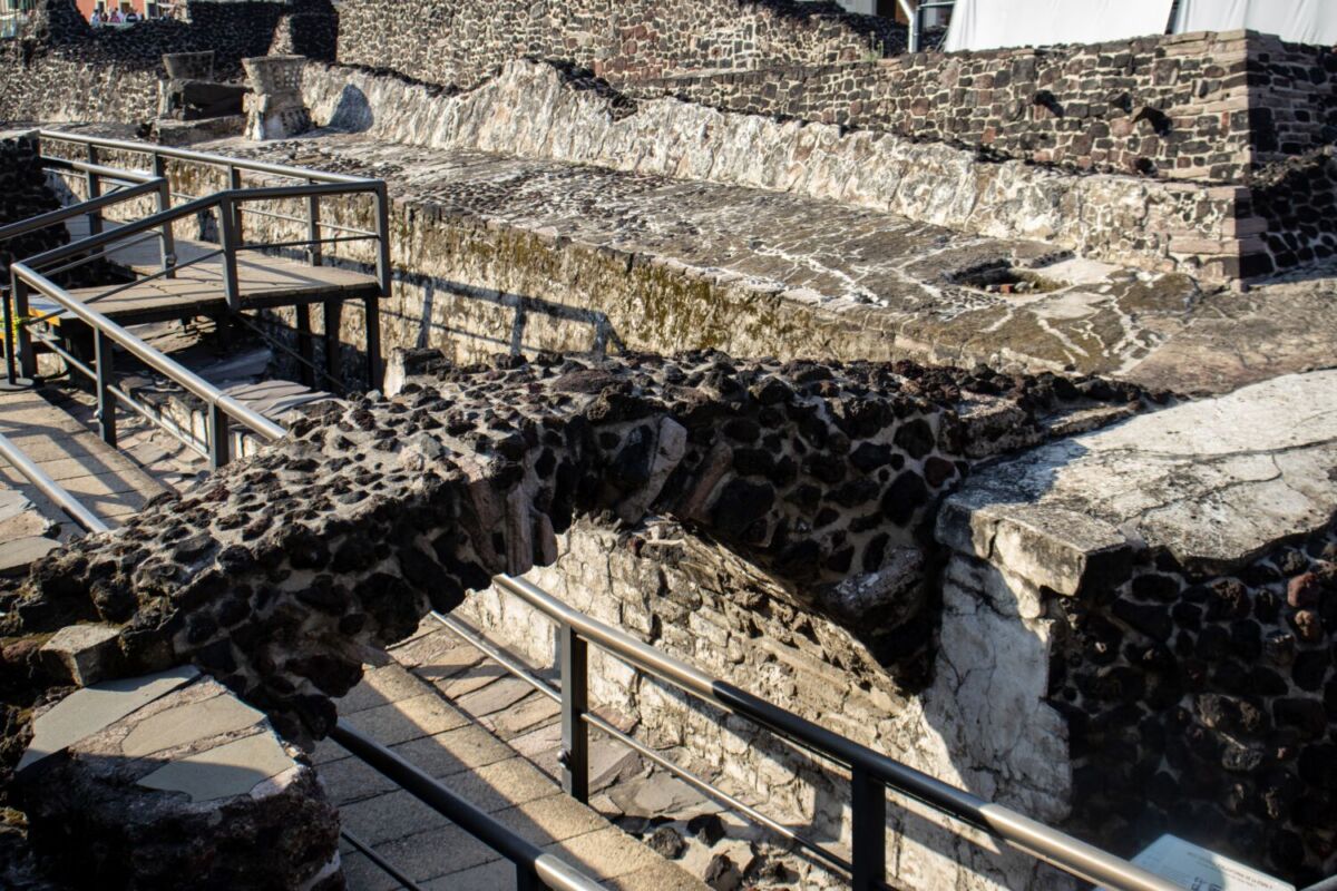 Ruinas del Templo Mayor con piedras de tezontle y plataformas escalonadas aztecas en el Centro Histórico de la Ciudad de México.