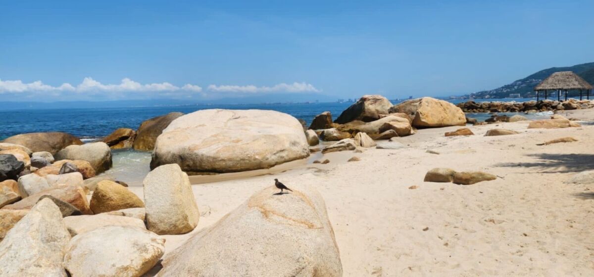 rocas enormes en la costa de una playa 