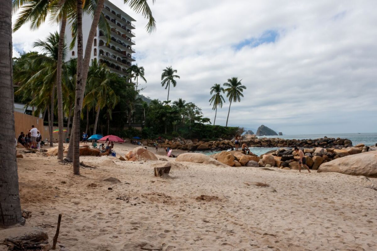 arena dorada y palmeras en una playa mexicana 