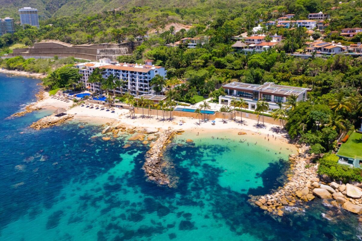 vista aérea de una playa tranquila de agua esmeralda 