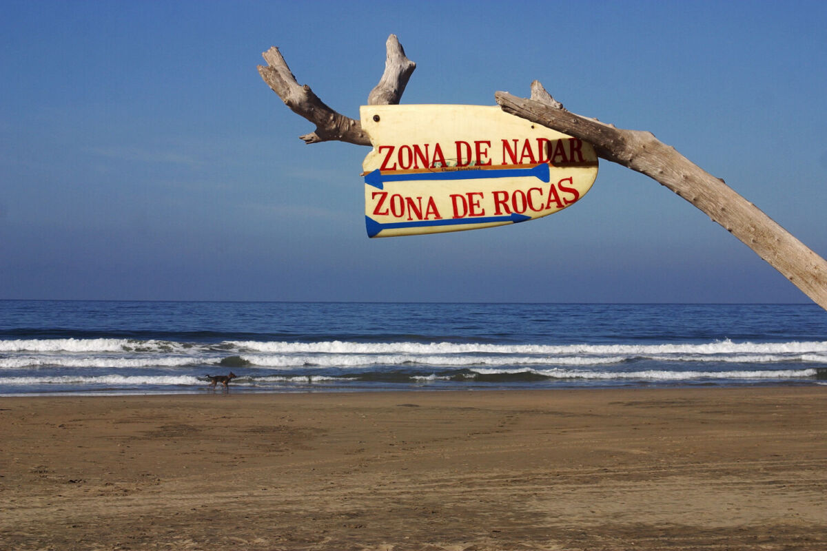 letrero en una playa de arena dorada