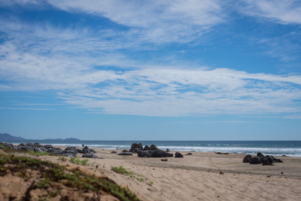 playa de arena dorada en Guerrero, México 
