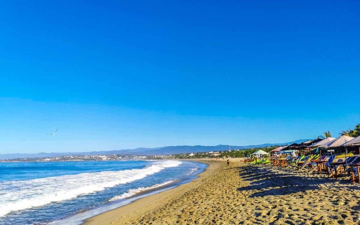 Franja costera y palapas en Punta Zicatela, Puerto Escondido