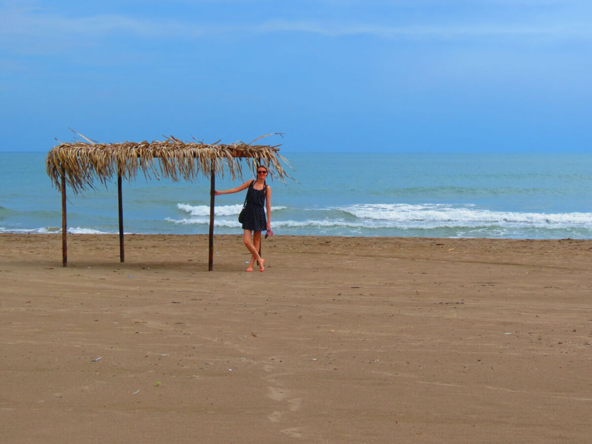 Mujer disfrutando el sol en la Playa de Tecolutla