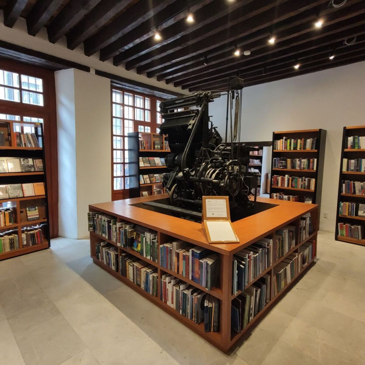 sala con estantes llenos de libros 