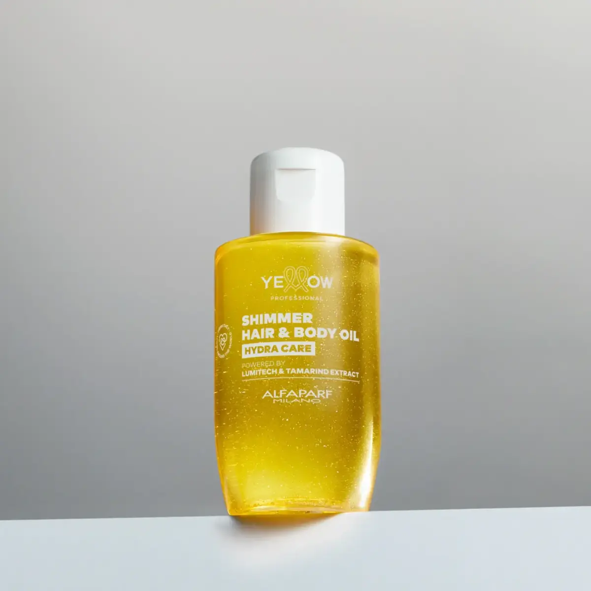 botella de plástico con un líquido amarillo ámbar y tapa blanca