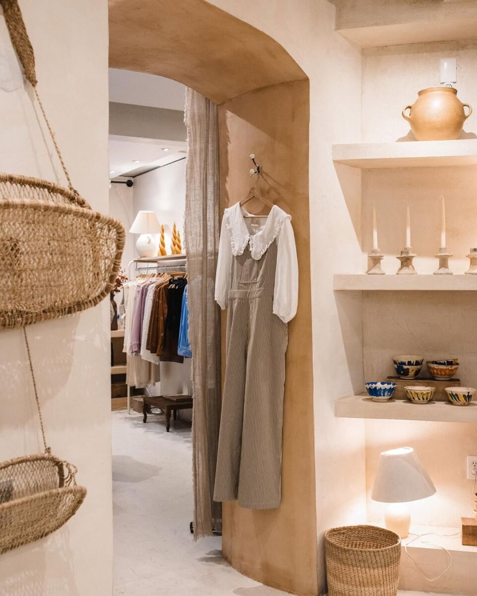 Tienda blanca de ropa y otros objetos de casa
