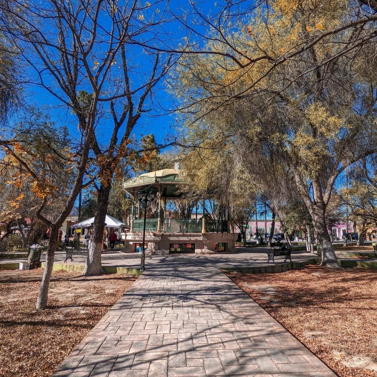 quiosco en una plaza de un pueblo 