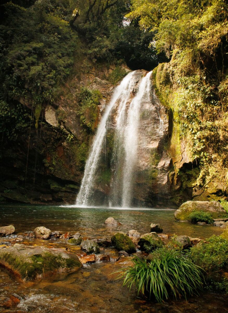 cascada cayendo de enormes formaciones rocosas 