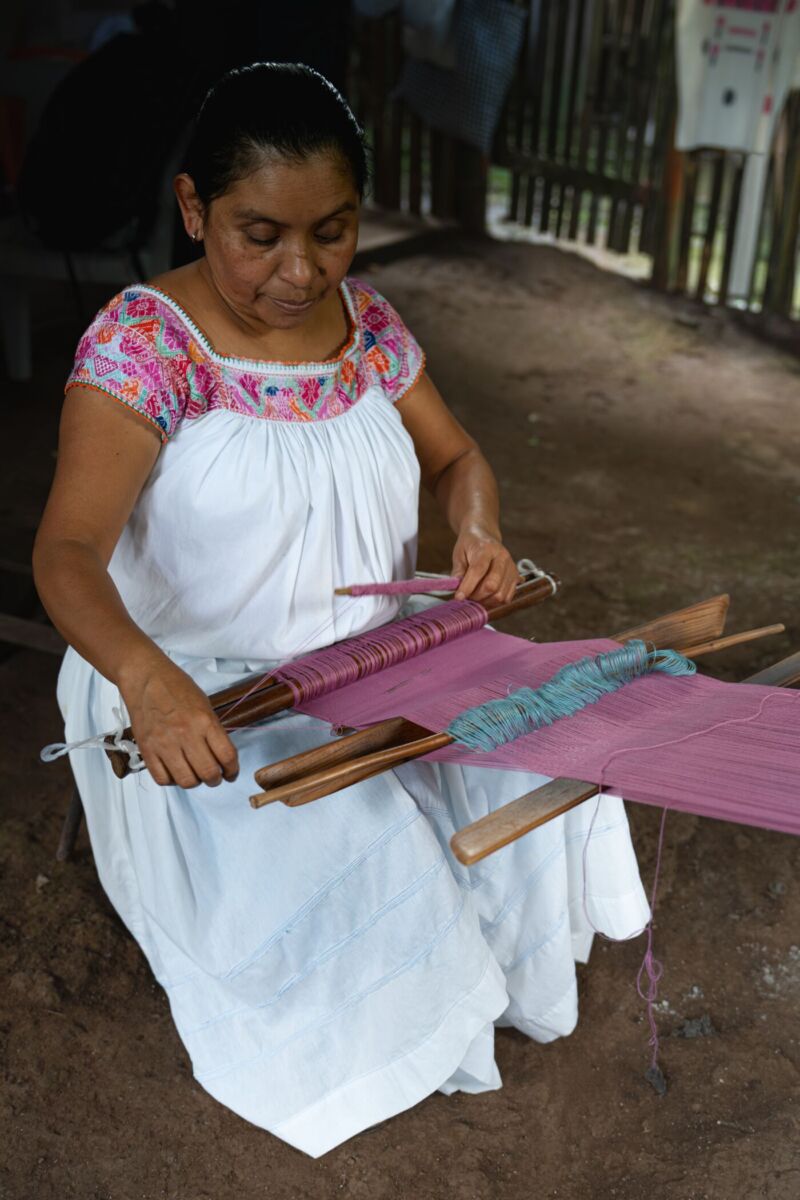 mujer haciendo un bordado 