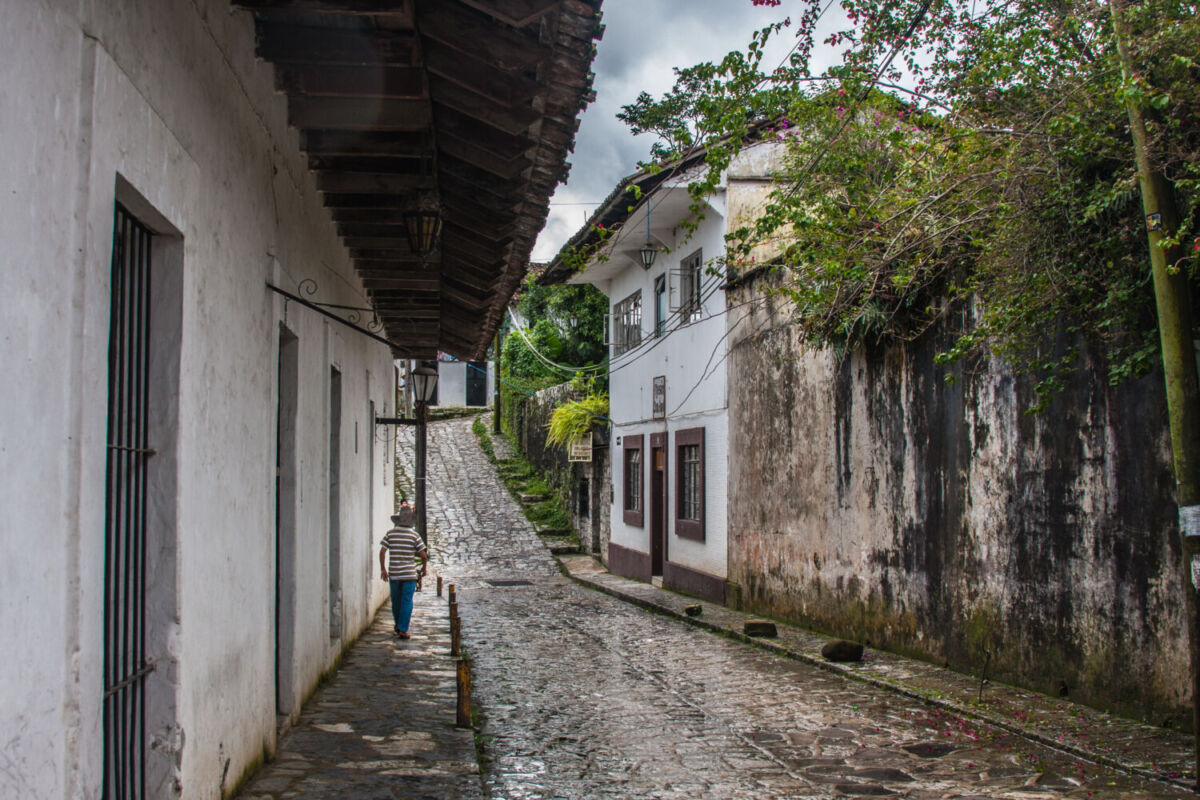 calle empedrada de un pueblo mexicano 