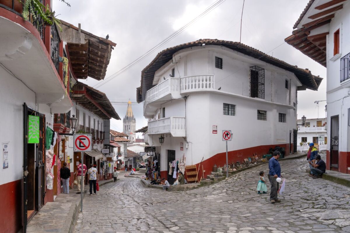 casa de fachada blanca con techos rojos 