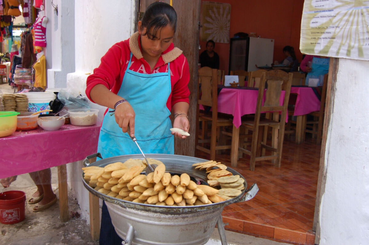 mujer cocinando antojitos mexicanos 