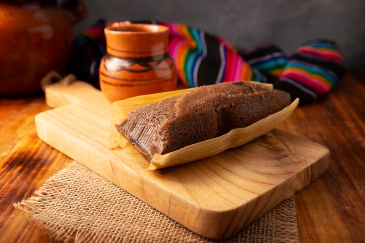 tamal de chocolate y taza de barro con chocolate 