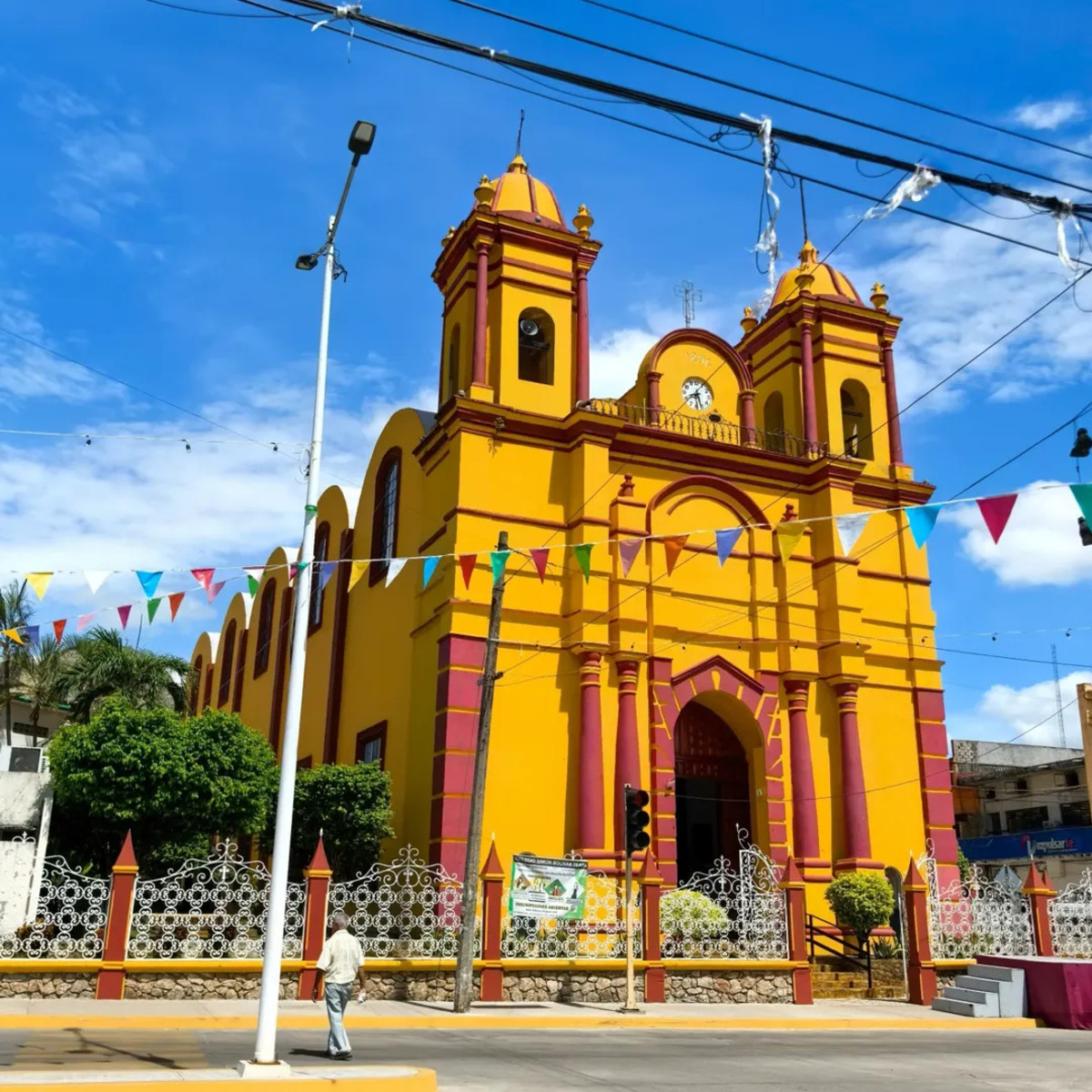 vista exterior de una iglesia colonial en Teapa, Tabasco 