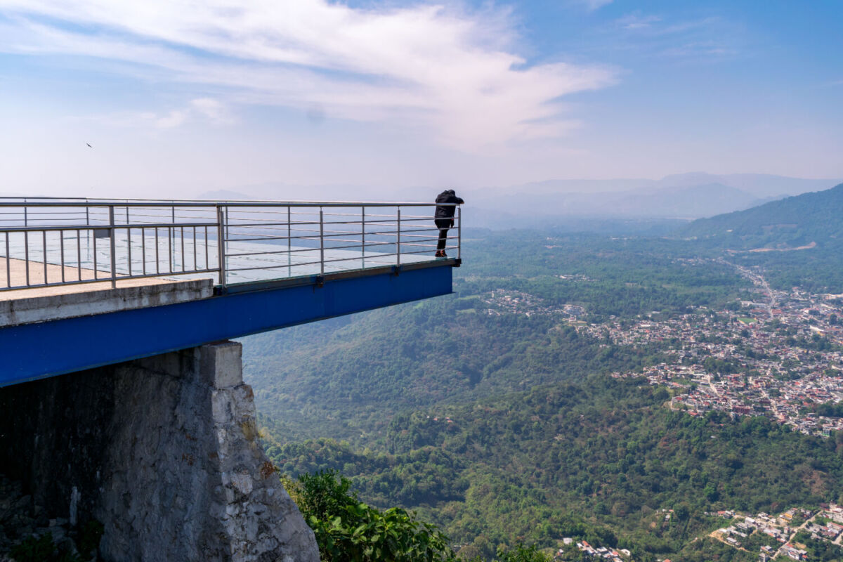 persona admirando el paisaje desde un mirador 