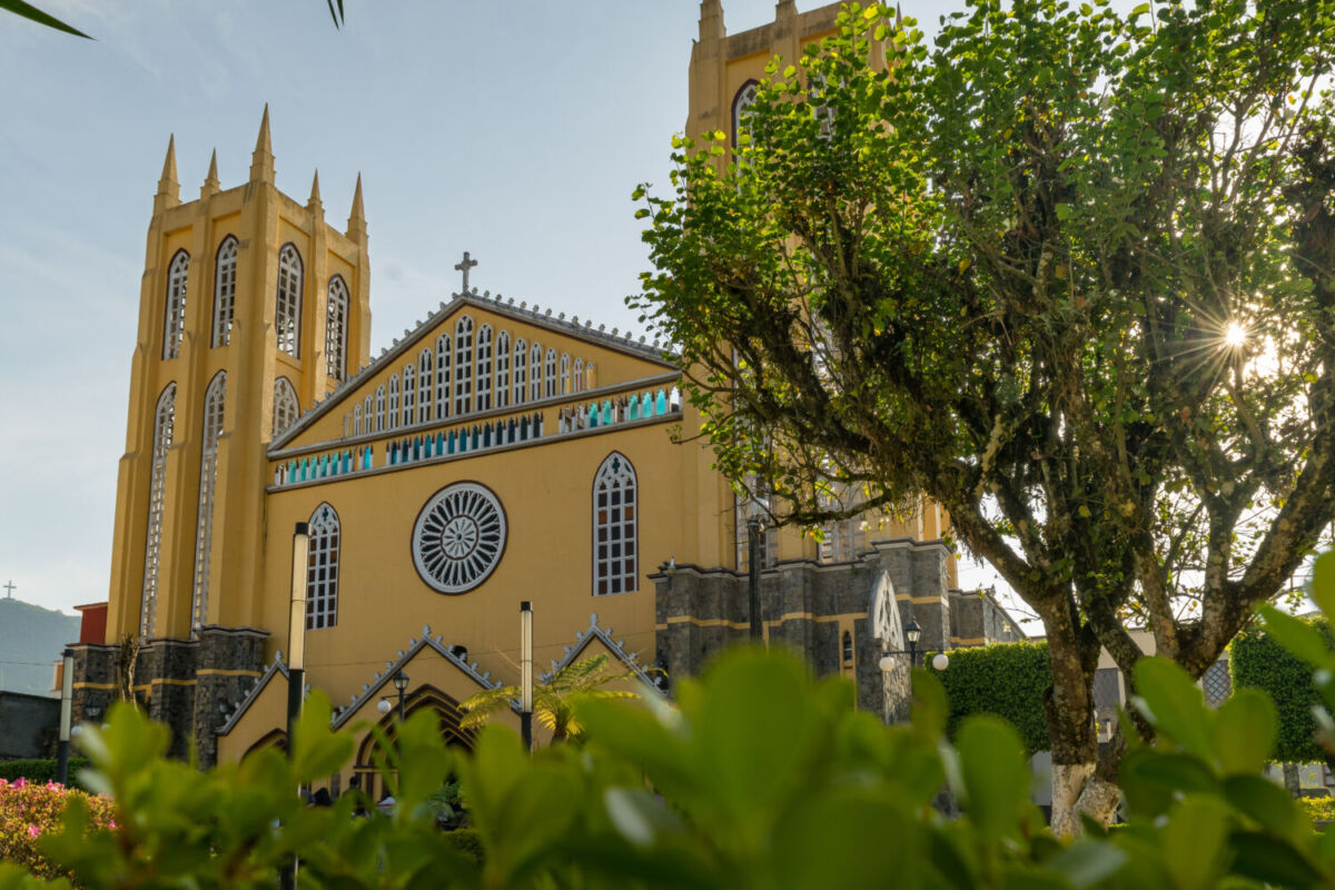 Antiguo parroquia de fachada amarilla