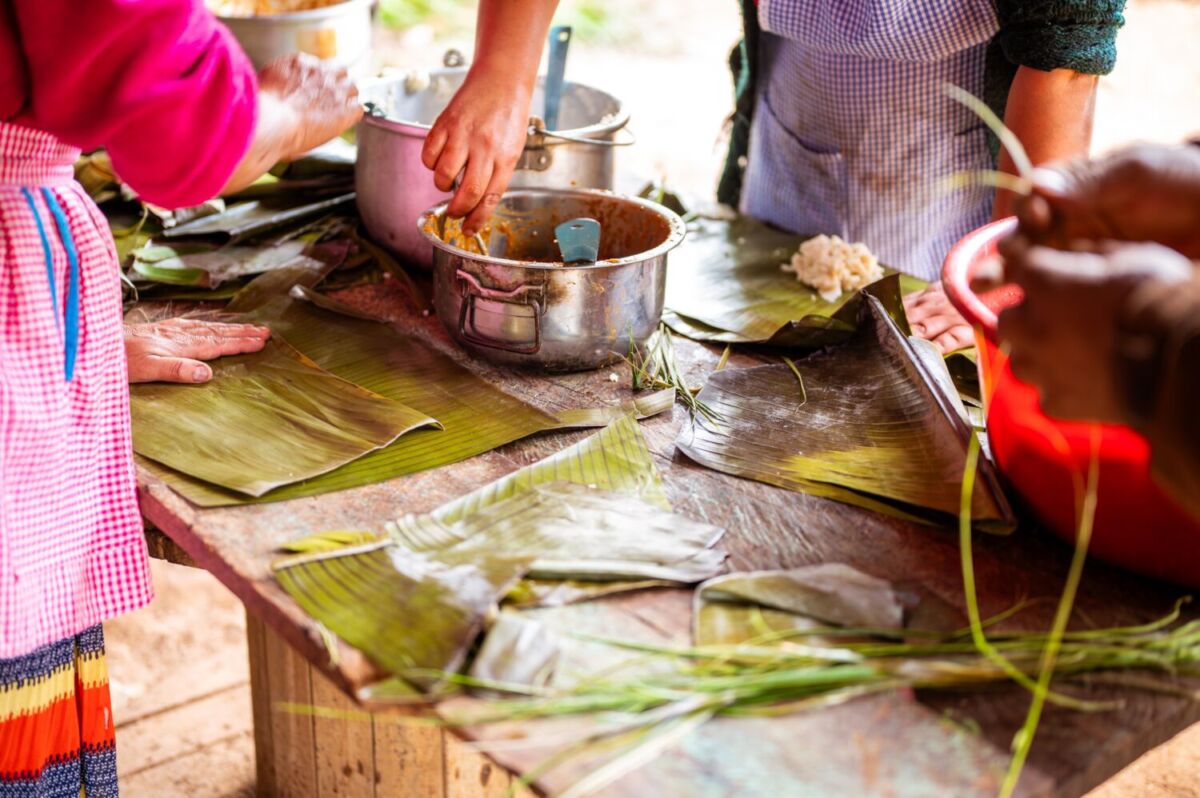 personas preparando tamales 