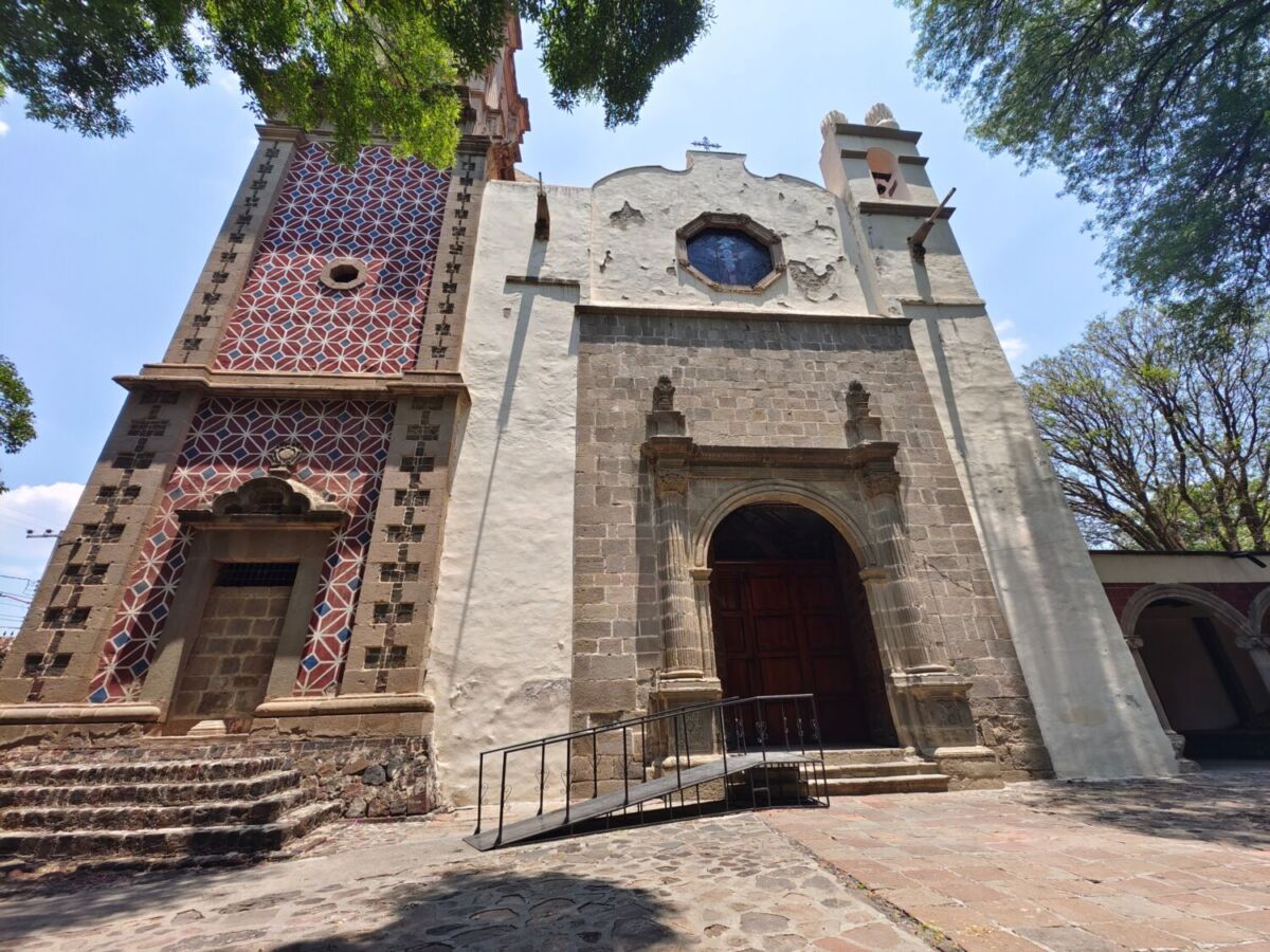 fachada de una antigua capilla 
