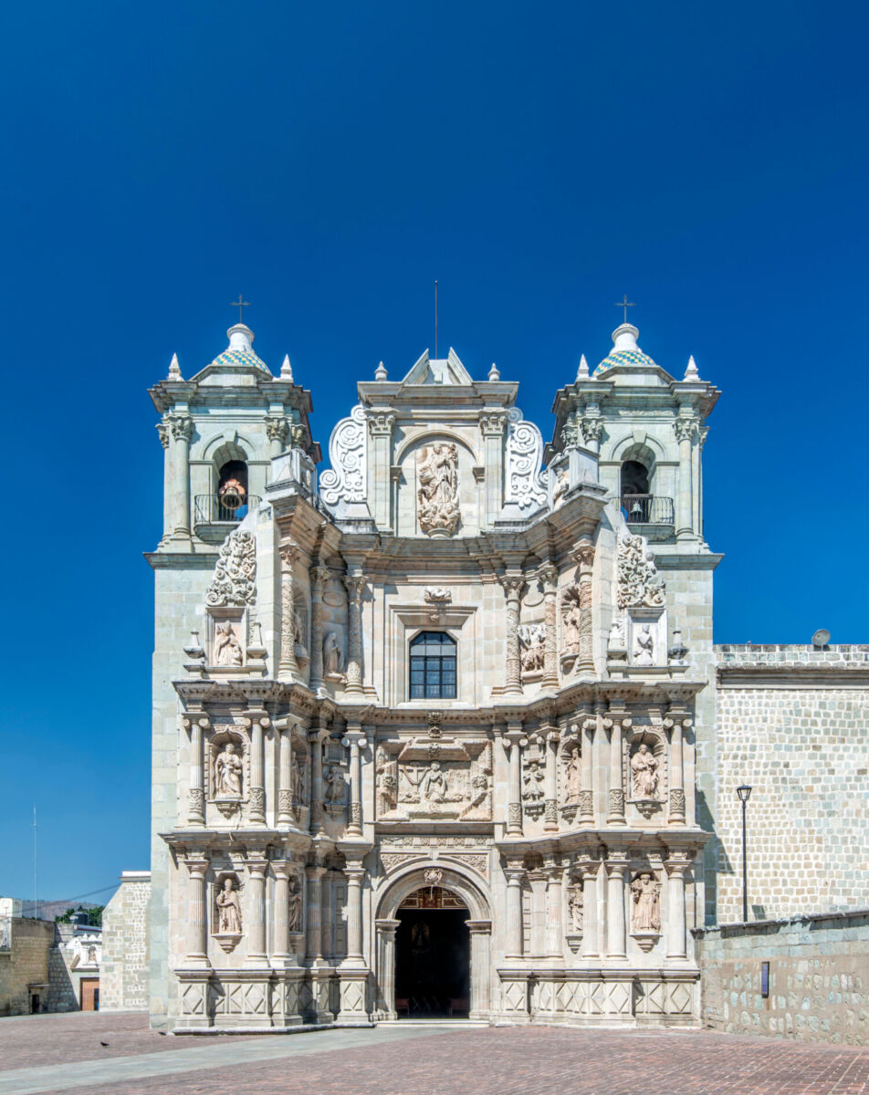 foto de una básilica en el pueblo de San Juan Teotihuacán 