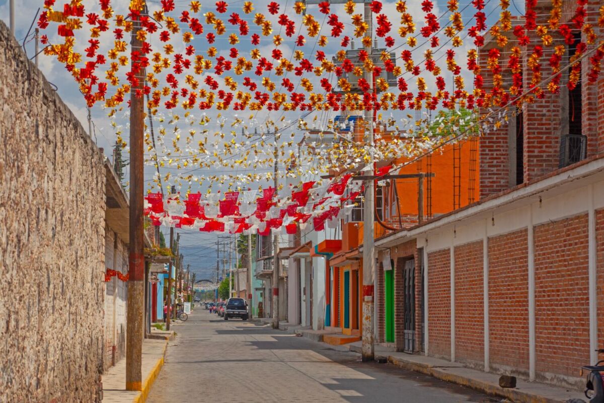 calle de un pueblo mexicano decorada con papel picado