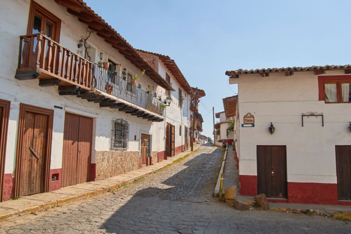 pueblo de casas con fachada blanca y techos de teja en México 