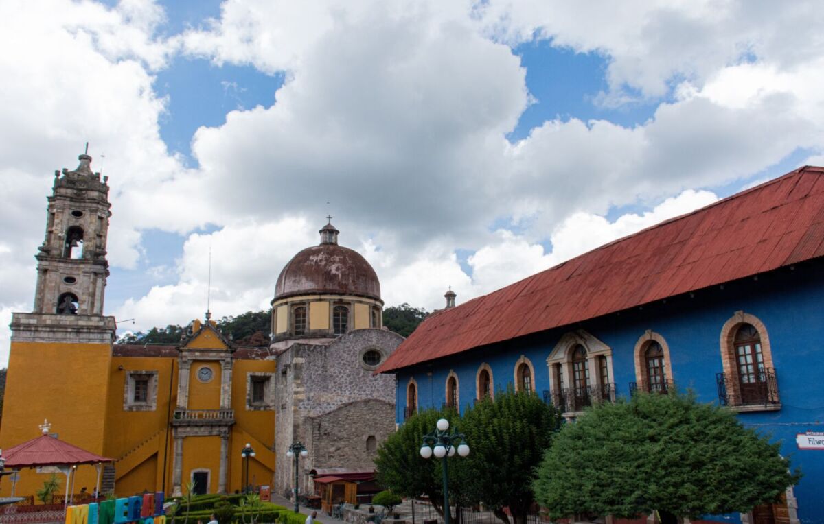 pueblo mexicano repleto de casonas coloridas 