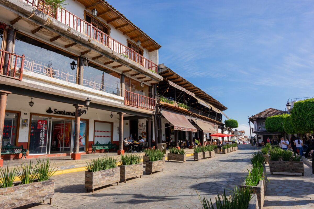 fachada de una casona en un pueblo mexicano 