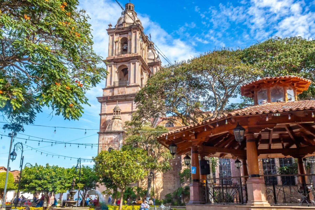 quiosco e iglesia en un pueblo mexicano 