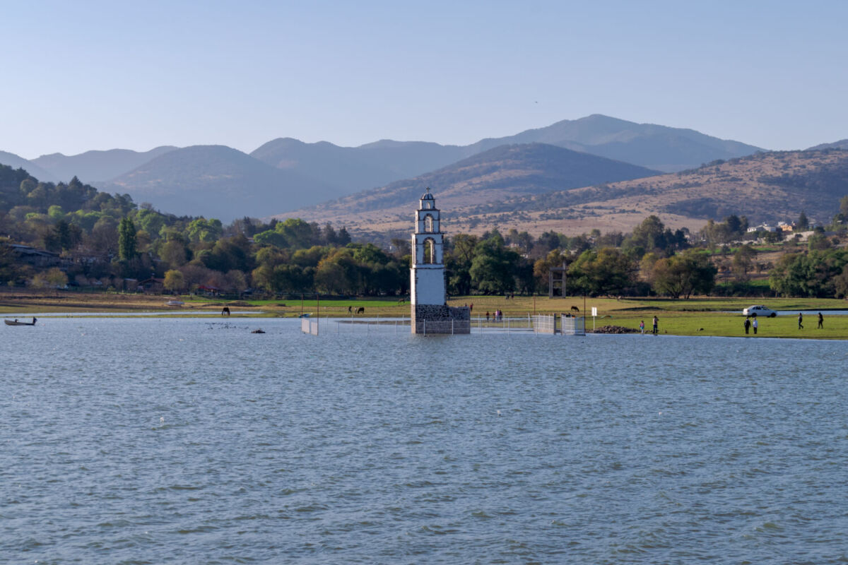 iglesia sumergida en una presa 