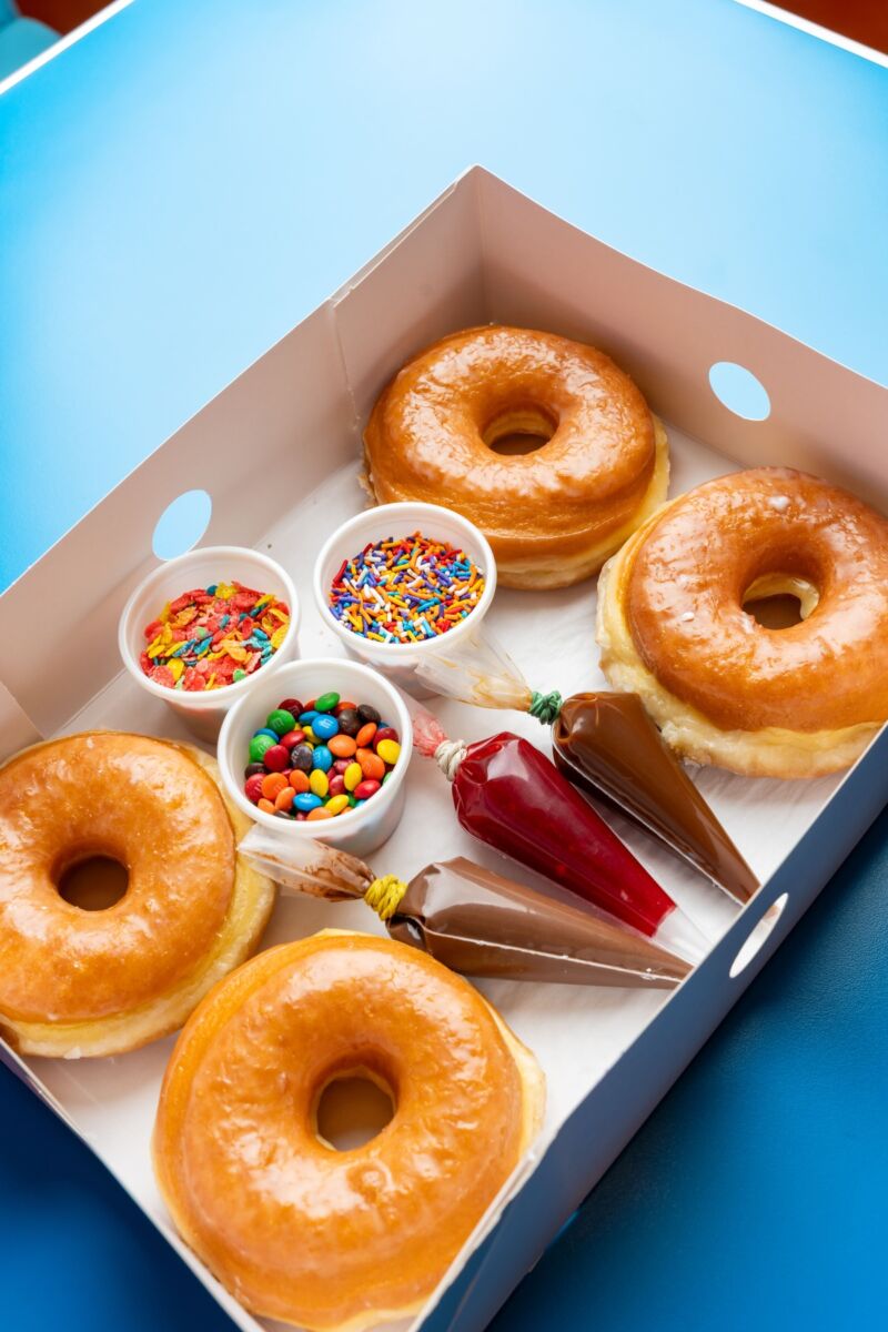 Este Día del Niño, los peques decoran sus propias donas con Randy’s Donuts 