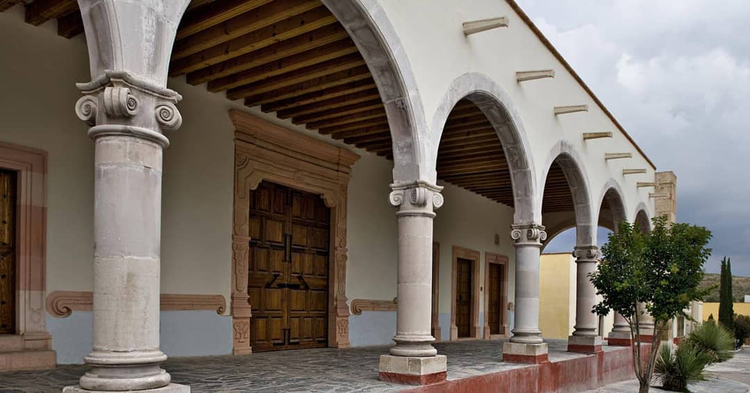 casona de la época colonial con techos altos y arcos 