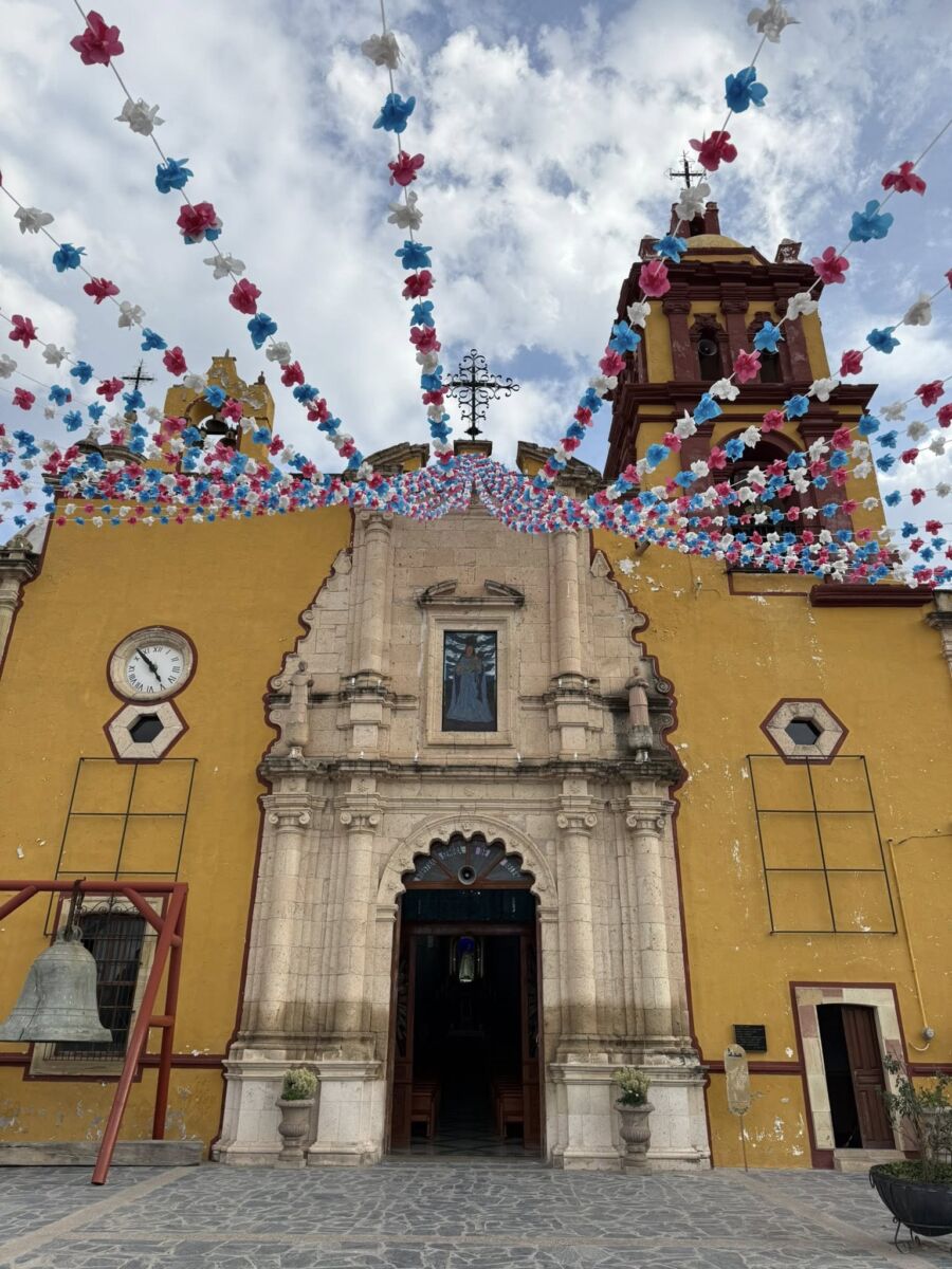 fachada amarilla de una antigua parroquia 
