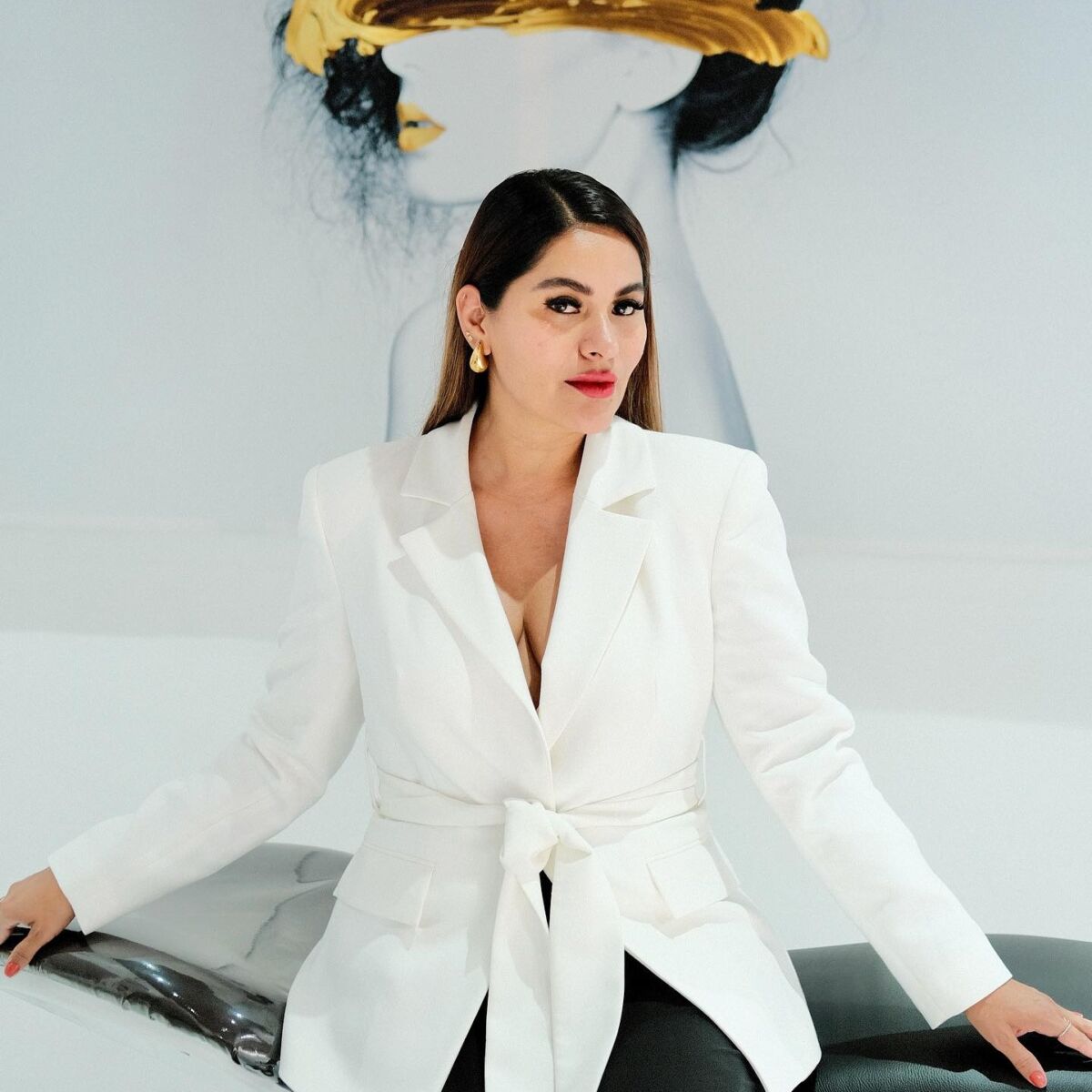 mujer elegante con labios rojos y saco blanco