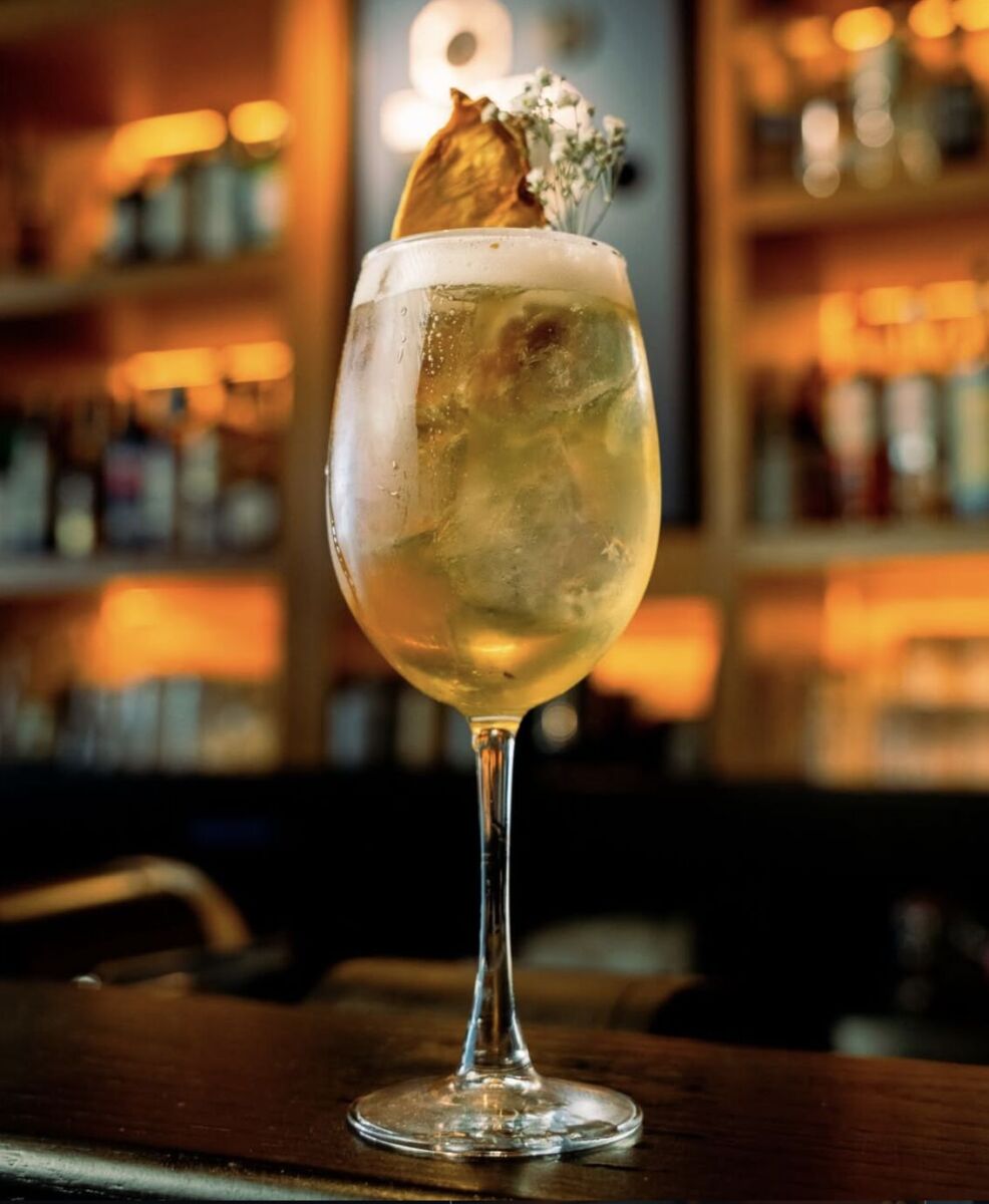 Copa con cóctel hecho a base de cerveza y piña. 