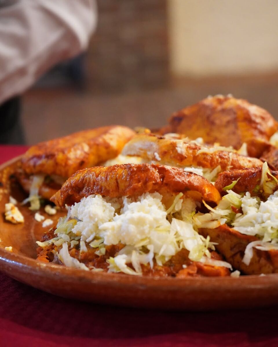 pambazos con lechuga, queso y crema 