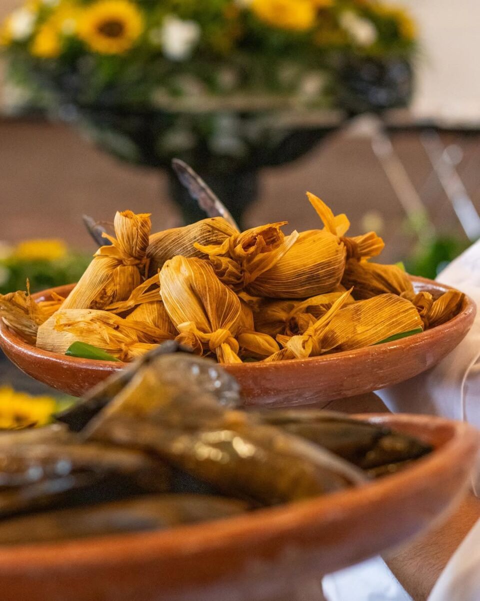 tamales acomodados en un plato de barro 