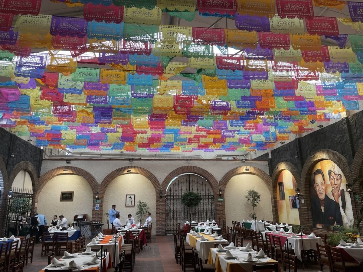restaurante mexicano decorado con papel picado