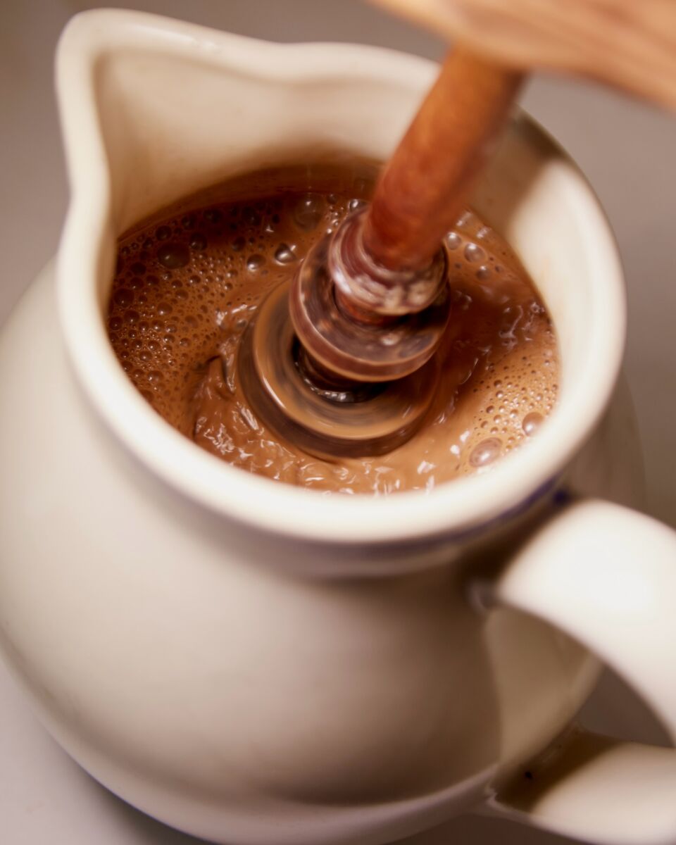 chocolate caliente batido con molinillo 